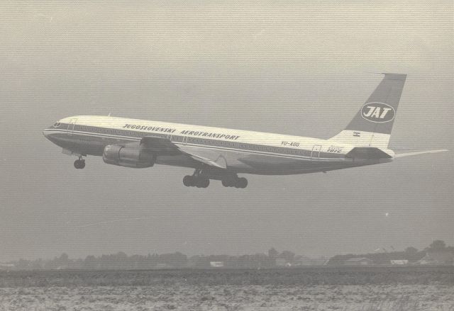 Boeing 707-100 (YU-AGG) - JAT B707-340C take off rwy24 Amsterdam Schiphol (jr1980) zwart Wit