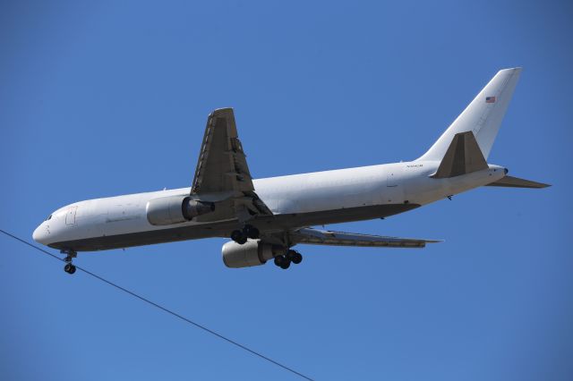 BOEING 767-300 (N364CM)
