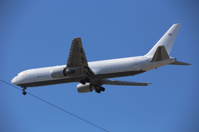 BOEING 767-300 (N364CM)