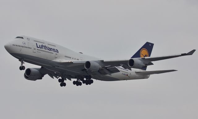 Boeing 747-400 (D-ABVZ) - Always mesmerized when a 747 passes overhead. First chance Ive ever had to photography a Lufthansa 744!