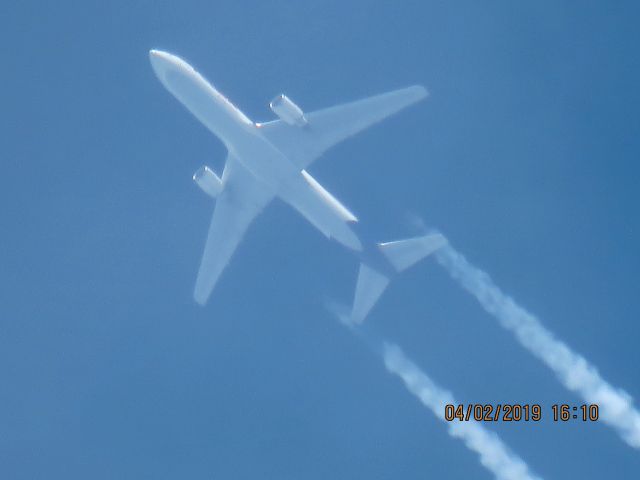 BOEING 767-300 (N127FE)