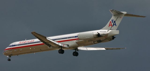 McDonnell Douglas MD-90 (N203AA)