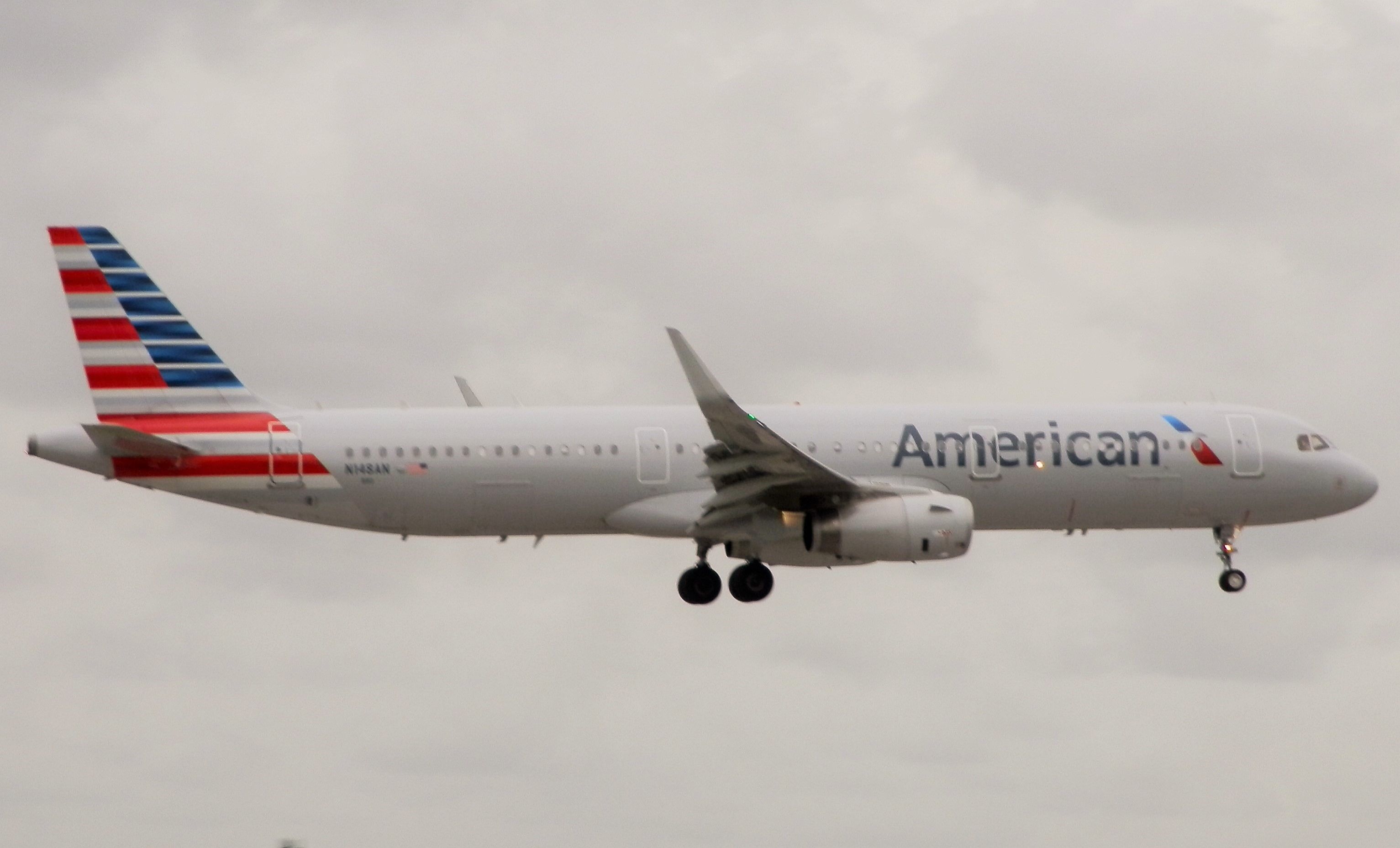 Airbus A321 (N148AN)