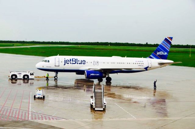 Airbus A320 (N590JB) - JETBLUE A320 ON PUSHBACK FOR THE TAXYWAY, AT MDSD AIRPORT!