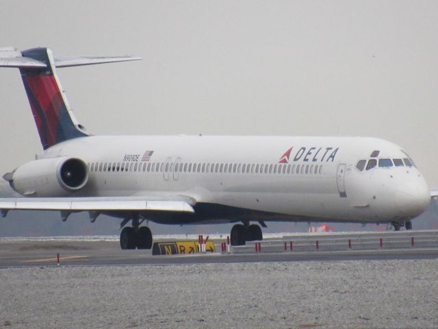 McDonnell Douglas MD-88 (N909DE)