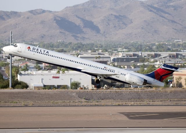 McDonnell Douglas MD-90 (N956DN)