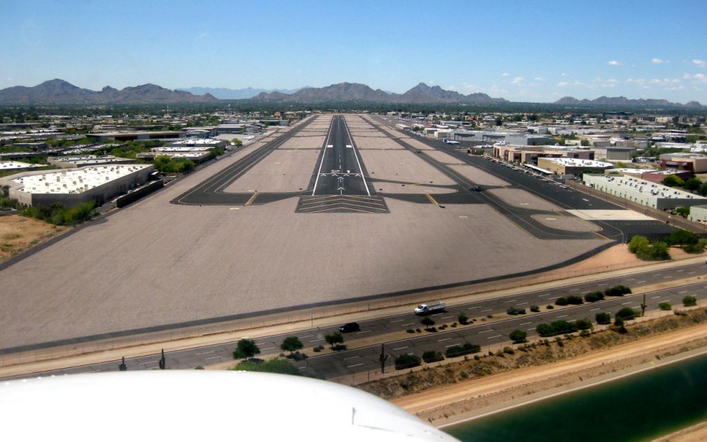 Cessna Skyhawk (N852CP) - On final approach at Scottsdale