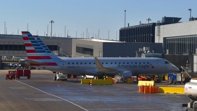 Embraer 175 (N261NN) - American Eagle Embraer ERJ-175LR N261NN in Chicago 