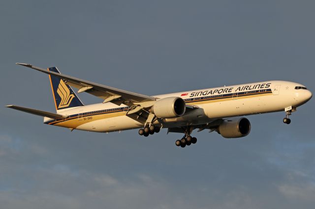BOEING 777-300 (9V-SWD)