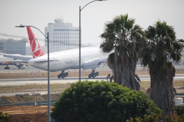 BOEING 777-300ER (TC-LJK)