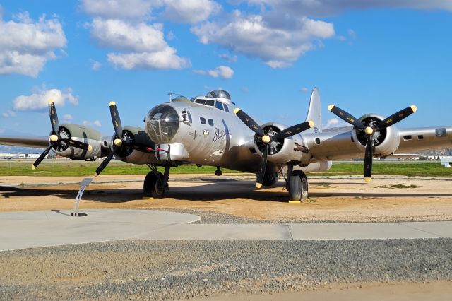 Boeing B-17 Flying Fortress (44-6393) - 02-05-23