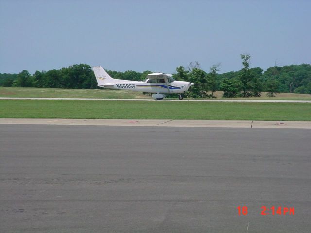 Cessna Skyhawk (N668SP) - Taxiing to rwy 27 on 6/18/09