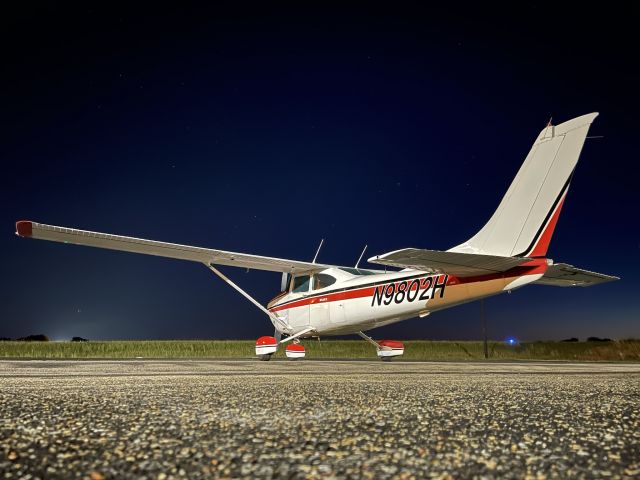 Cessna Skylane (N9802H) - Little long exposure fun at night on the ramp