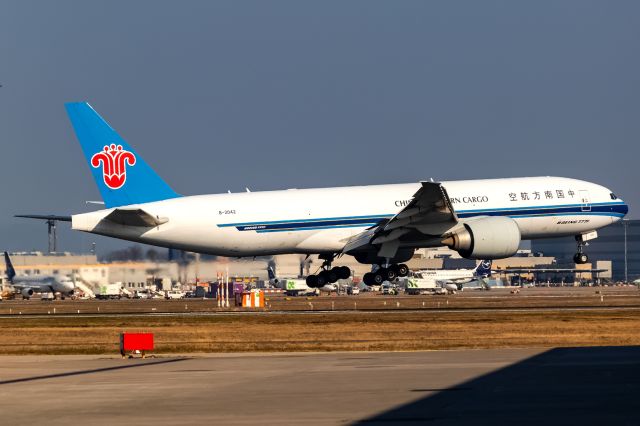 BOEING 777-200LR (B-2042)