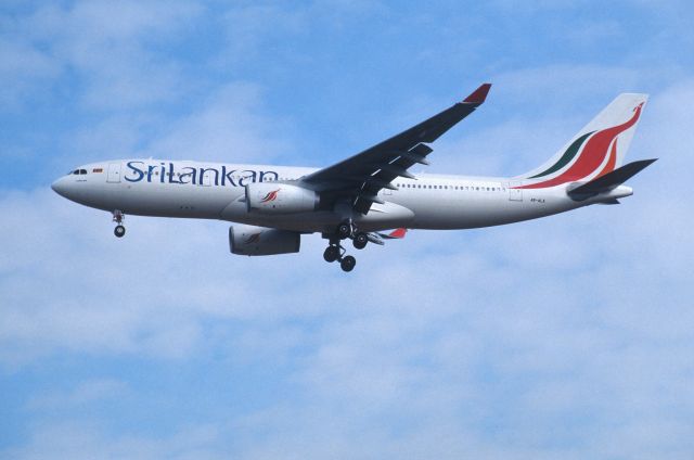 Airbus A330-200 (4R-ALA) - Final Approach to Narita Intl Airport Rwy34L on 1999/12/10