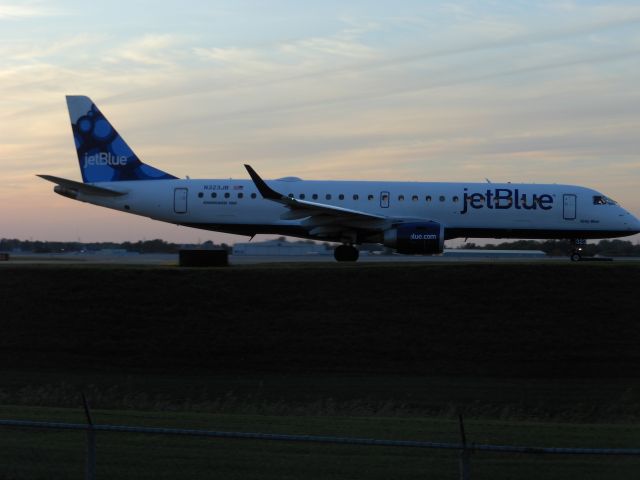 Embraer ERJ-190 (N323JB)