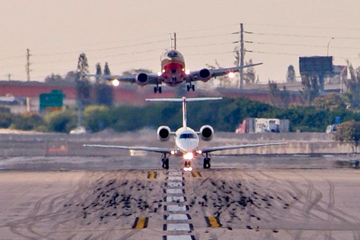 Embraer ERJ-135 — - 2003 - a Southwest B737 about to execute a go-around after the Chautauqua br /(Delta) E135 failed to rotate in time on former runway 13.