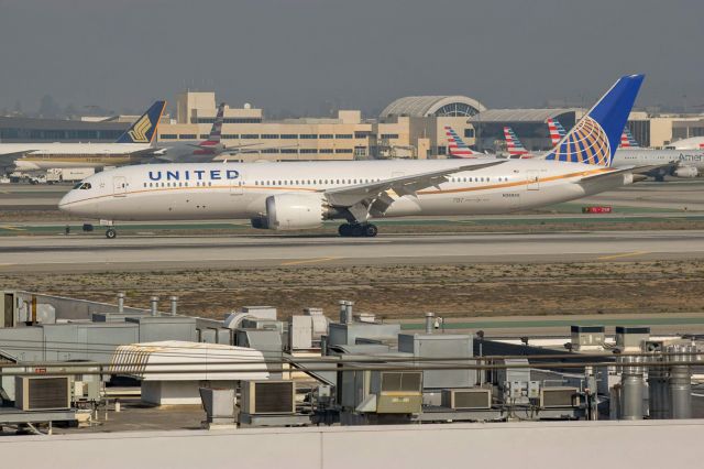 N38950 — - a United airlines 787-9 taxis off of runway 25L 