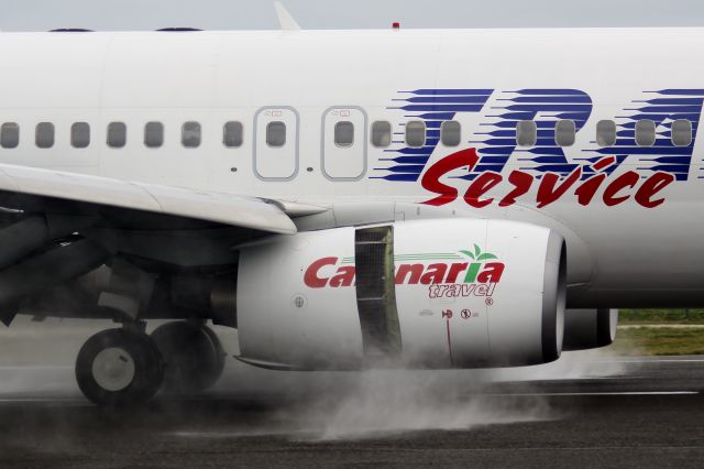 Boeing 737-700 (C-FTAH)