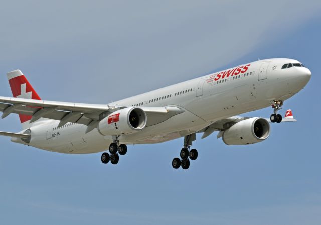 Airbus A330-300 (HB-JHJ)