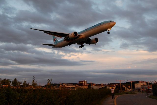 BOEING 777-300ER (HL7782)