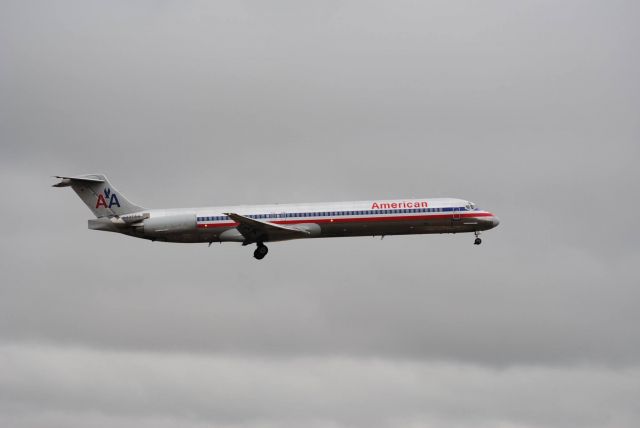 McDonnell Douglas MD-80 (N437AA)