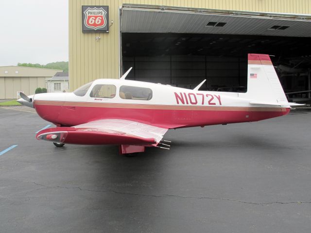 Mooney M-20 (N1072Y) - A fast aircraft.