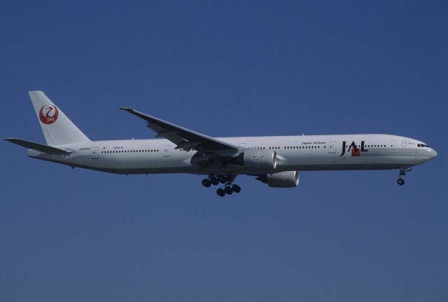 BOEING 777-300 (JA8942) - Final Approach to Tokyo-Haneda Intl Airport Rwy16L on 1998/09/16