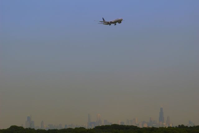 BOEING 777-300ER (N2332U)