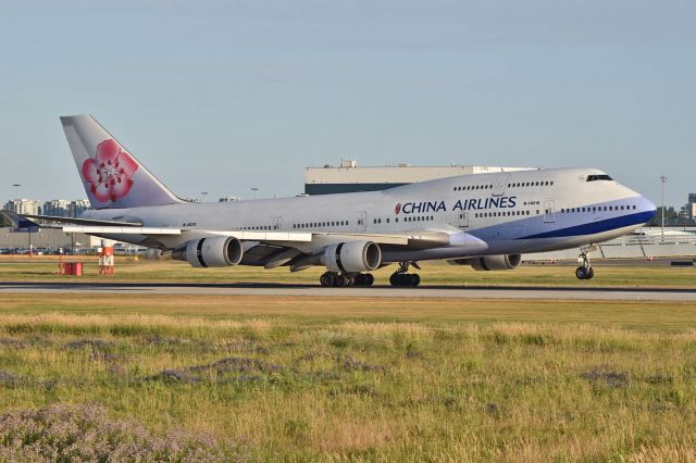 Boeing 747-400 (B-18210)