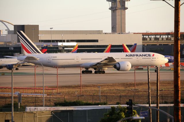 BOEING 777-300ER (F-GSQM)