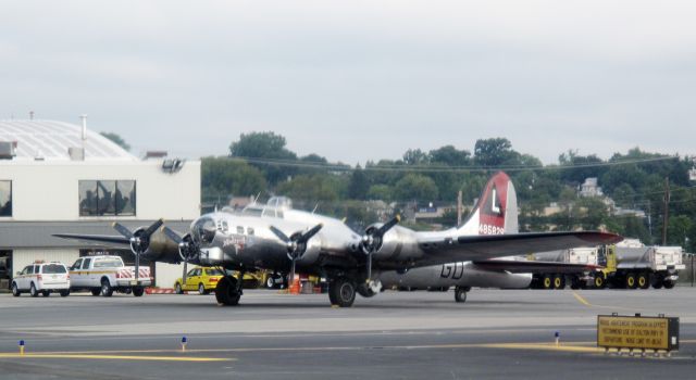 Boeing B-17 Flying Fortress (N48829) - Nice stuff at Teterboro!