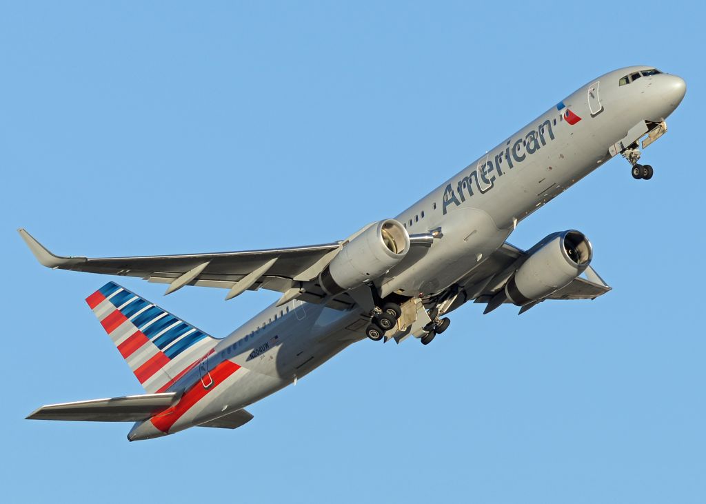 Boeing 757-200 (N204UW)