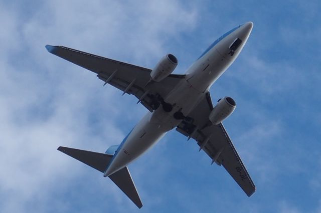 Boeing 737-700 (OO-JAL) - 1 mile from touchdown RWY23 