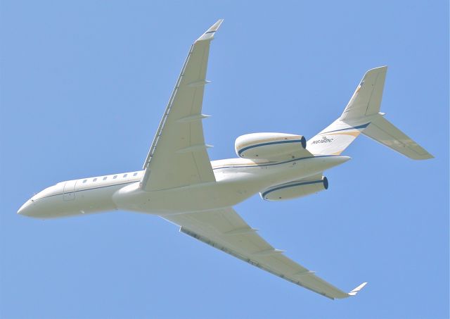 Bombardier Global Express (N616DC) - Departing to KVNY.