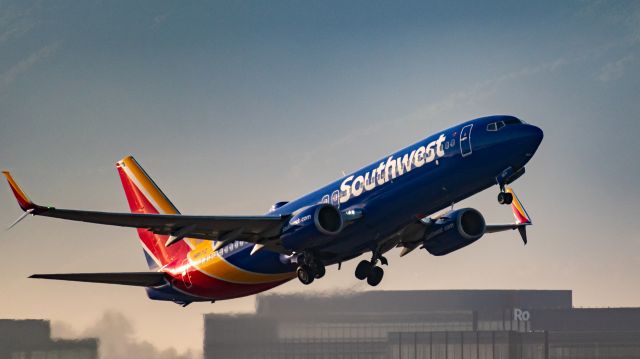 Boeing 737-800 (N8571Z) - Positive rate, gear up