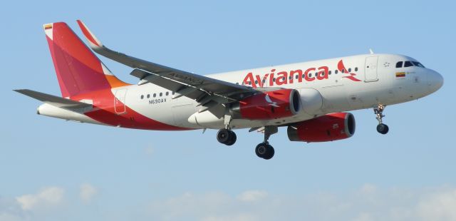 Airbus A319 (N690AV)