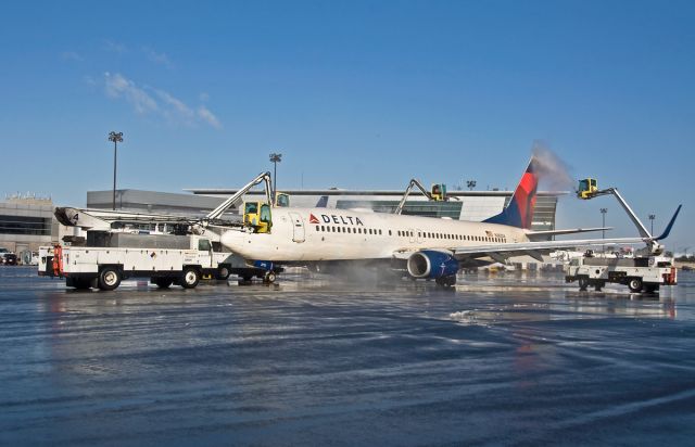 Boeing 737-800 (N382DA)