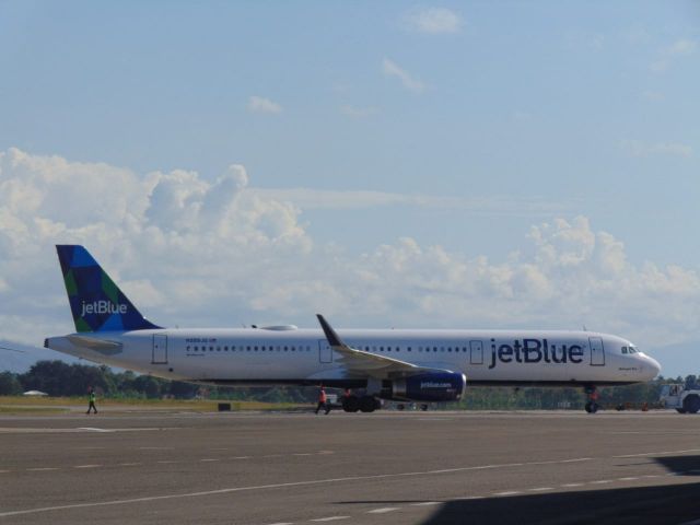 Airbus A321 (N999JQ)