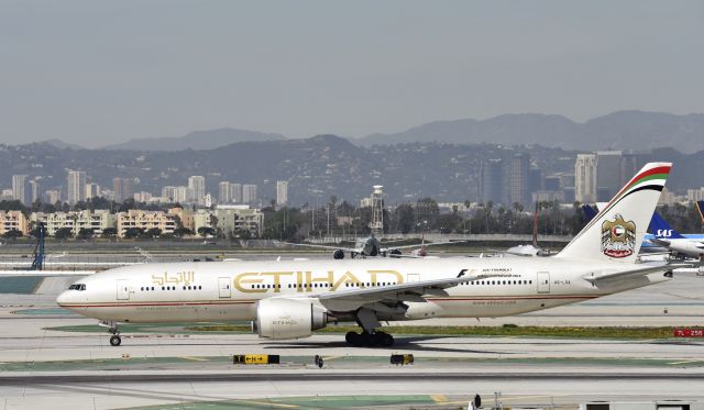 Boeing 777-200 (A6-LRA) - Arrived at LAX on 25L