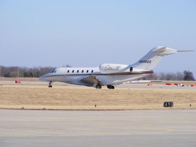 Cessna Citation X (N938QS) - N938QS, operating as EJA938, taxis to runway 20 at KCOU for a departure to KVNY