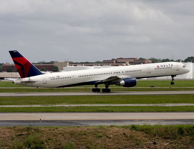 BOEING 757-300 (N594NW)