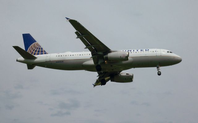 Airbus A320 (N482UA) - United A320-232 N482UAbr /Final Approach to 17R at AUSbr /Apr-08-2016