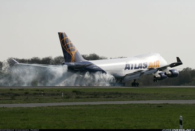 Boeing 747-400 (N499MC)