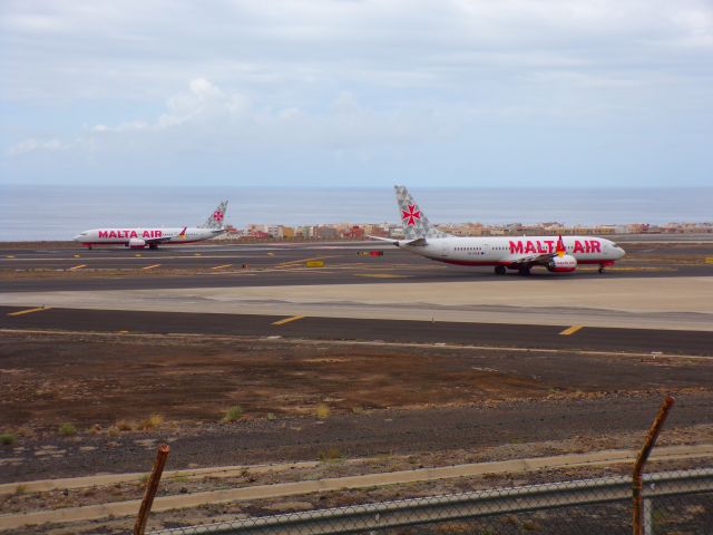 Boeing 737-700 (9H-VUA) - 9H-VUA y 9H-VUE