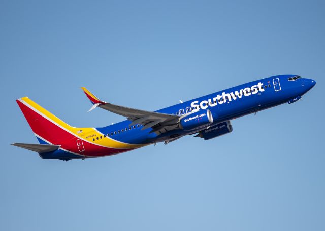 Boeing 737-800 (N8546V)