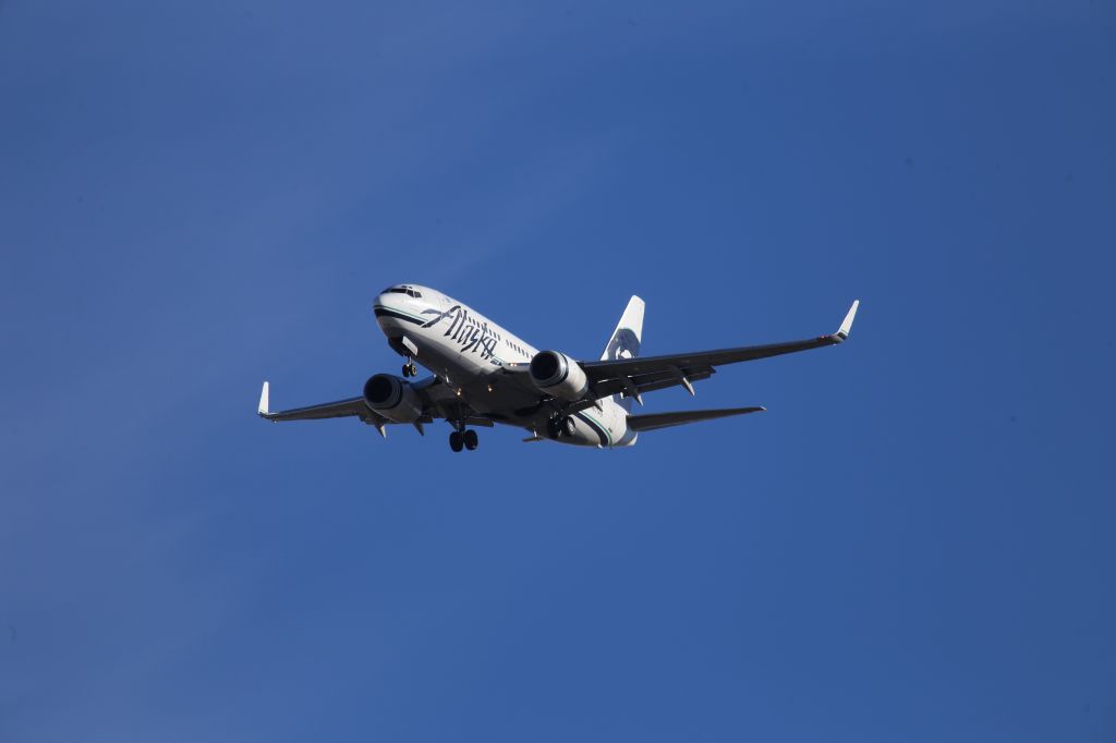 BOEING 737-400 (N611AS)