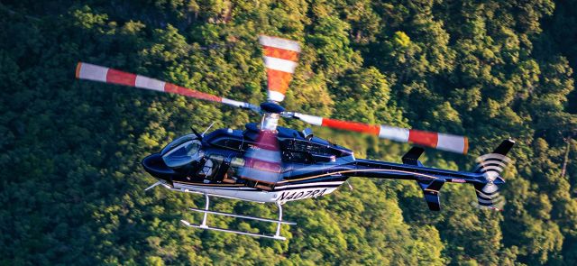 Bell 407 (N407RA) - Sesión realizada A2A (Air to Air) a una Aeronave Bell 407 desde otra Aeronave Robinson R44, se utilizo una Camara 5D Mark IV con lente 200-400 mm, este tipo de foto implica 2 retos, uno, capturar el movimiento de la helice con la idea de que no sea muy alta la obturación, ya de que otra manera se pierde esa sensación y se ve estatica, y por otra parte la obturación debe ser exacta para que no se difumine el resto, recomiendo usar f altas y un buen equipo. El lente utilizado funciono de maravilla ya es muy rápido aunque eso si, bastante pesado. Cámara DSLR EOS 5D Mark IV Image Copyright @GuillermoAb