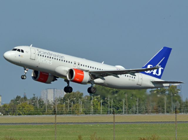 Airbus A320neo (SE-DOY) - St. Magleby RWY22R