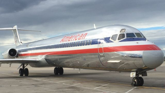 McDonnell Douglas MD-82 (N424AA) - Still looking good, N424AA is currently the oldest aircraft in the AA fleet seen here pulling into the gate at DTW recently 